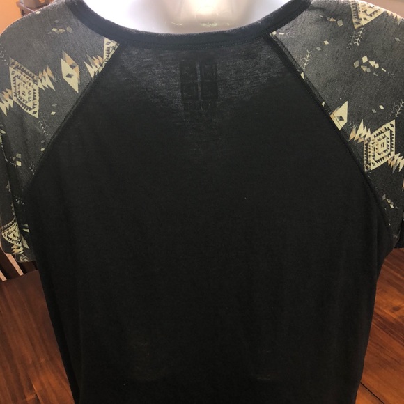 Women’s top. - Picture 4 of 4